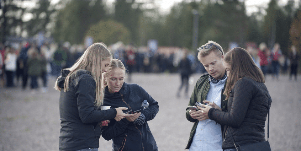 Personer som använder en evenemangsapp